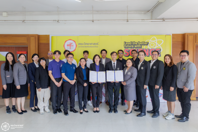 ศาสตราจารย์ ดร.ปรินทร์ ชัยวิสุทธางกูร รองอธิการบดีฝ่ายวิจัยและนวัตกรรม รักษาการคณบดีคณะวิทยาศาสตร์ มหาวิทยาลัยศรีนครินทรวิโรฒ เข้าร่วมลงนามใน “พิธีลงนามบันทึกข้อตกลงความร่วมมือ ระหว่าง กรุงเทพประกันภัย จำกัด (มหาชน) และ มหาวิทยาลัยศรีนครินทรวิโรฒ (คณะวิทยาศาสตร์ ภาควิชาวิทยาการคอมพิวเตอร์)